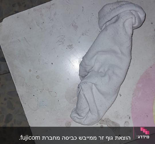 גרב לבן על שולחן עם כתמים